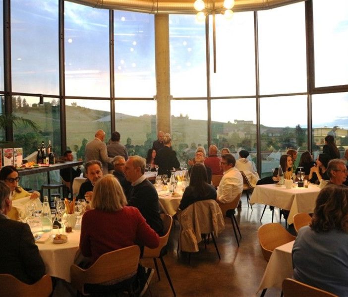 Cantina La Torre di Castel Rocchero (AT): una serata indimenticabile tra fiori eduli e vino pregiato nella magica Torre Crystallina