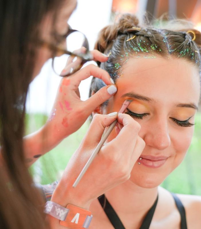 Torino, Kappa FuturFestival: con 50 giovani nel beauty bar della vip lounge nascono le tendenze make-up &amp; hair della Generazione Z