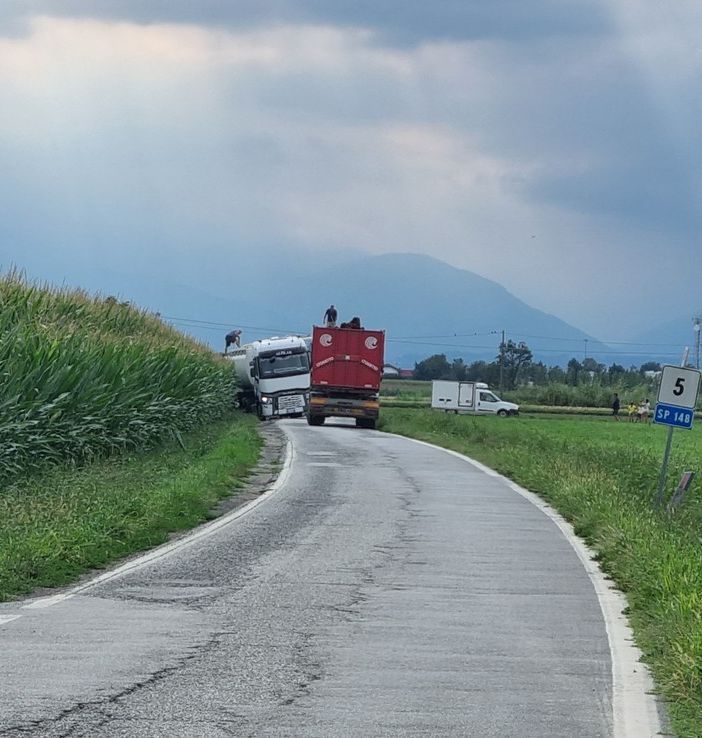 Vigone: via Virle interrotta per l'uscita di strada di un camion