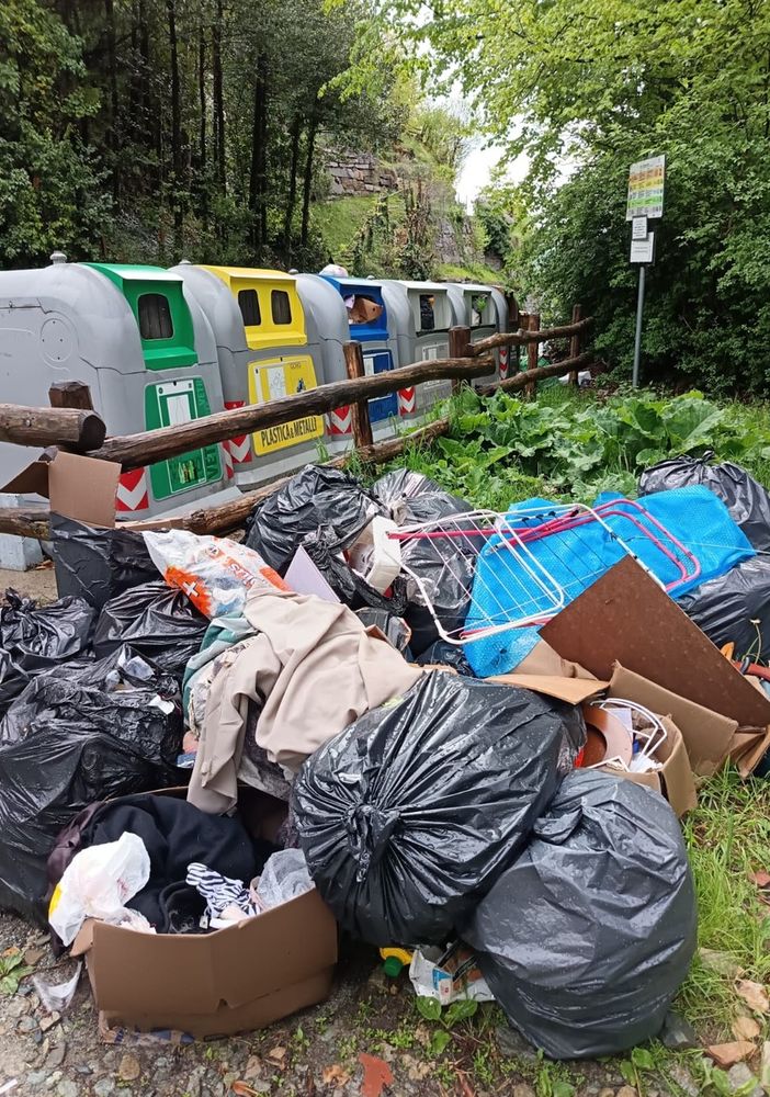 I rifiuti abbandonati all’ecopunto di località Giovo