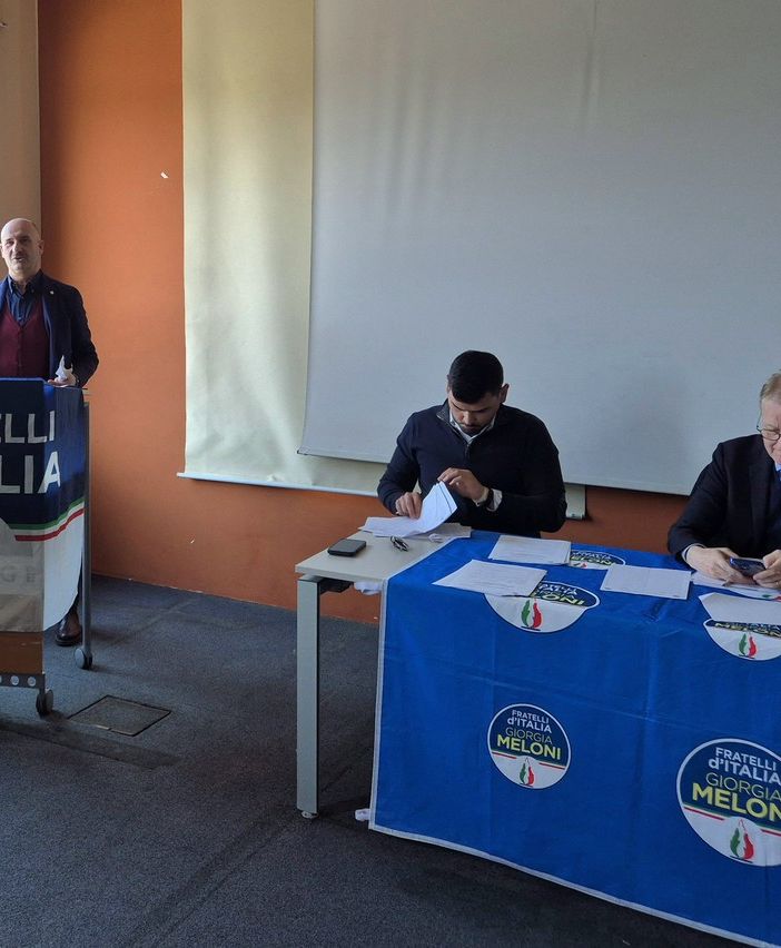 Manganiello, in piedi a sinistra, al congresso di oggi