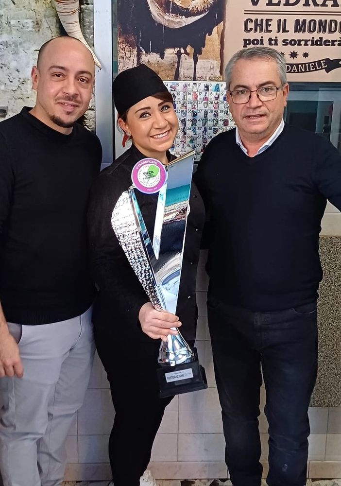 Michela Carbone festeggia il premio con, a sinistra, il fratello Pasquale e il papà Silvio