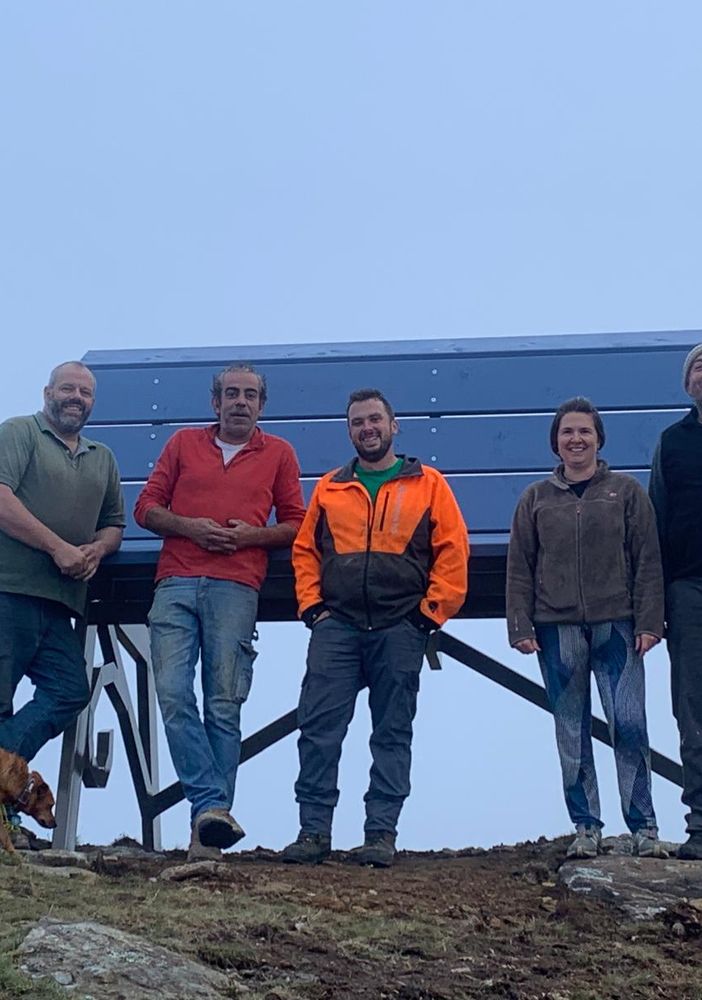 Da sinistra Domenico Rolando, Claude Roux, Marco Rivoira, Elise Monnet e Gianni Rivoira vicini alla nuova Big Bench