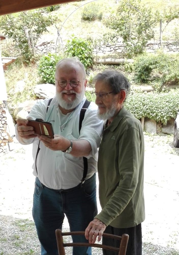 Edy Monnet (a destra), con un turista