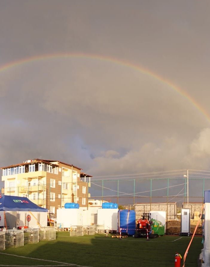 L’arcobaleno sull’ospedale da campo ad Antiochia (foto di Liana Rosini)