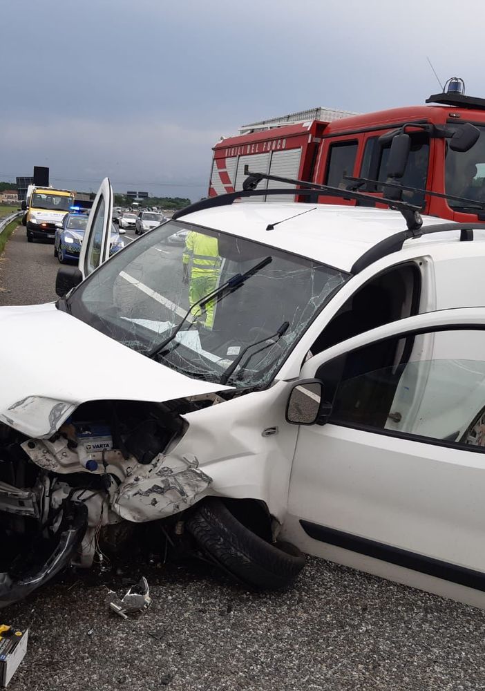 Furgoncino finisce contro il guard-rail sulla Torino-Pinerolo