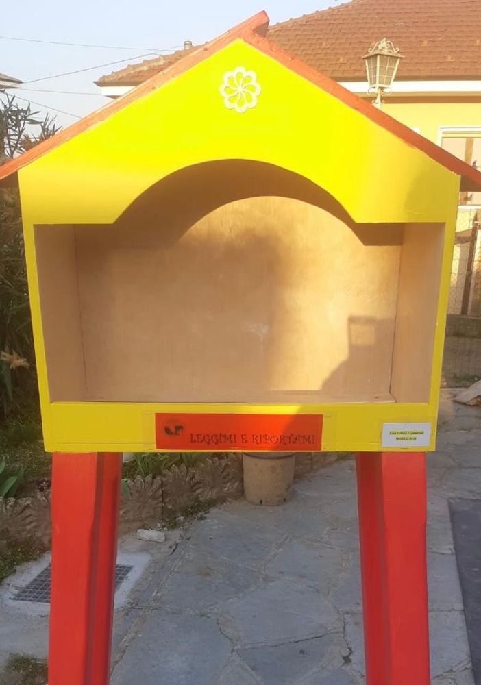 Una delle sei casette del bookcrossing di Bibiana