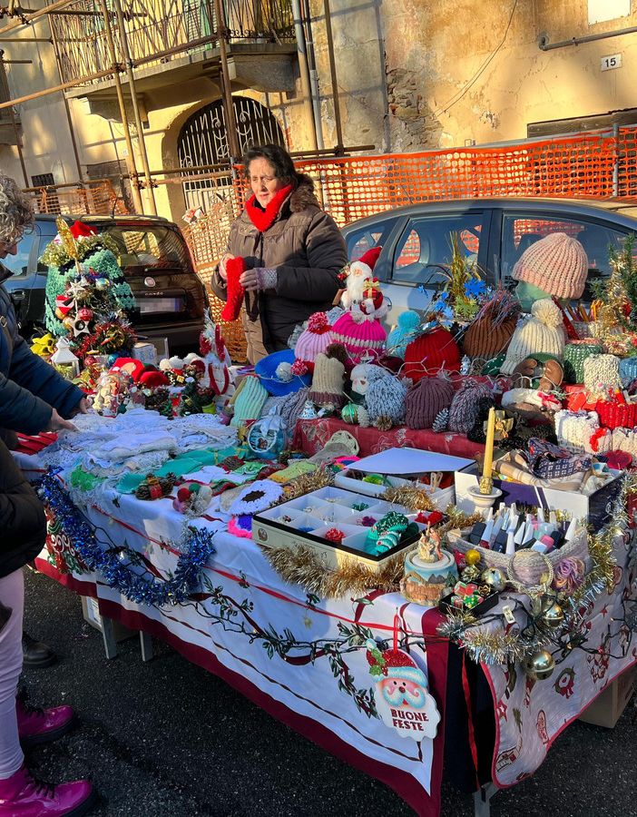 A Bibiana ‘Il Grinch’ e Babbo Natale si contendono la piazza