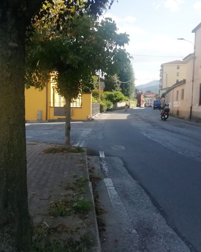 Il tratto di marciapiede mancante in via Pinerolo