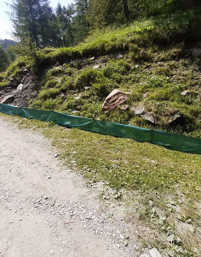 Le barriere in plastica posizionate lungo la salita verso la Conca del Pra
