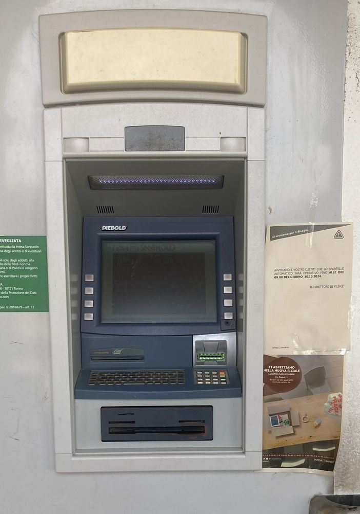 Bobbio Pellice manifesta contro la chiusura del bancomat e Intesa Sanpaolo apre al confronto