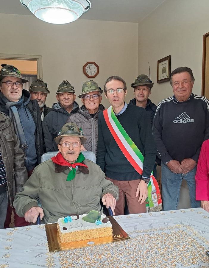 La festa dei 100 anni di Rinaldo Granero con alpini e Comune