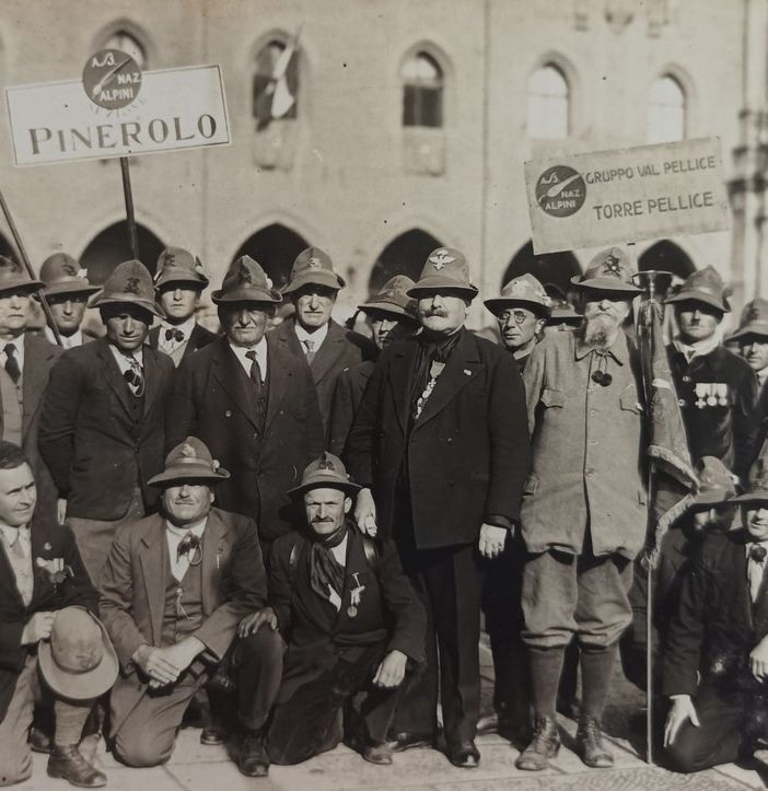 Al centro il generale Morero e inginocchiato con il cappello Godino, i due fondatori degli Alpini di Bricherasio
