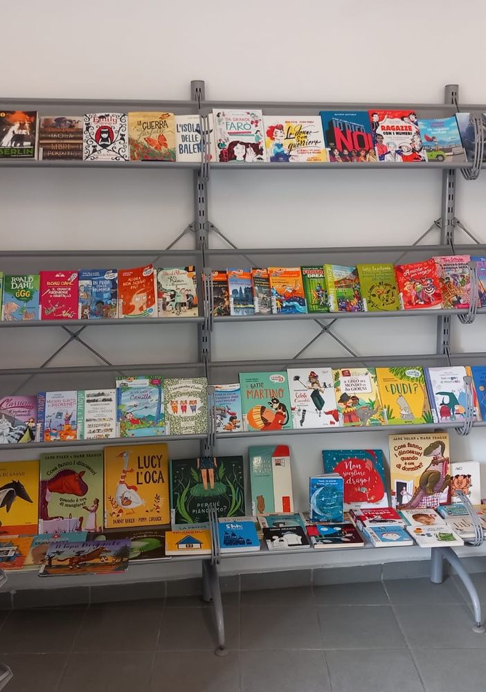 La biblioteca temporanea all’interno dell’ufficio turistico