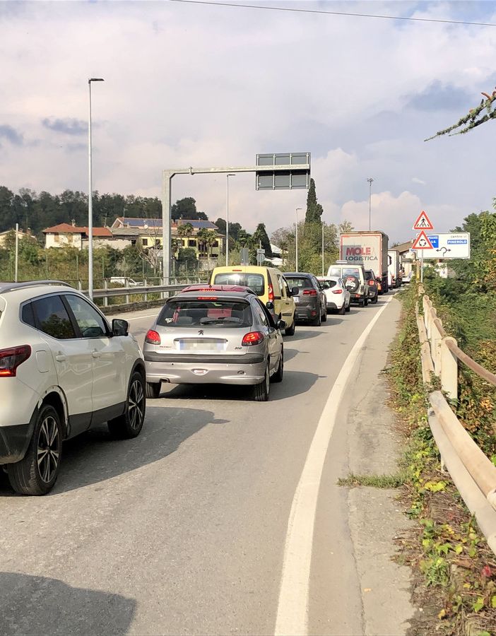 La coda sul luogo dell’incidente (foto di Christian Bosio)