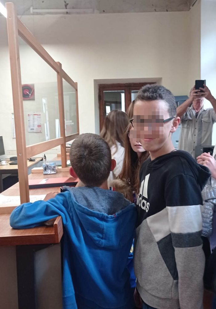 La consegna delle firme in Comune per chiedere il mantenimento dello scuolabus