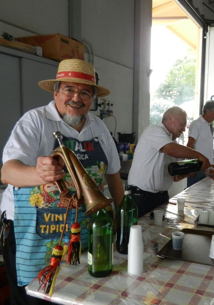 Don ‘Ferdi’ volontario a una festa di Bricherasio