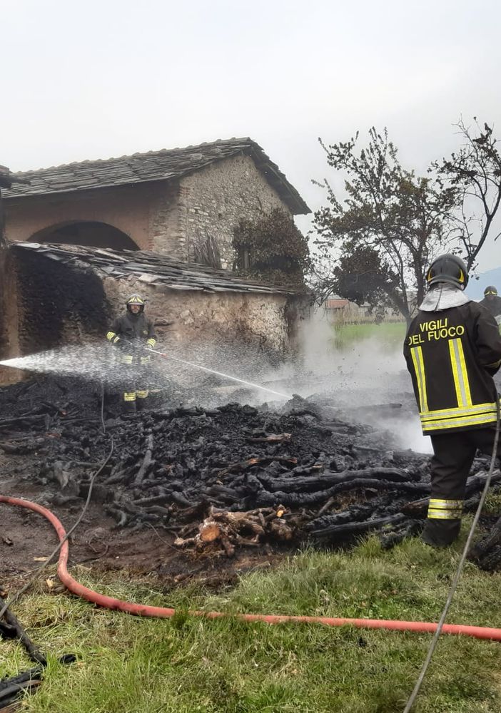Incendio legnaia a Campiglione Fenile