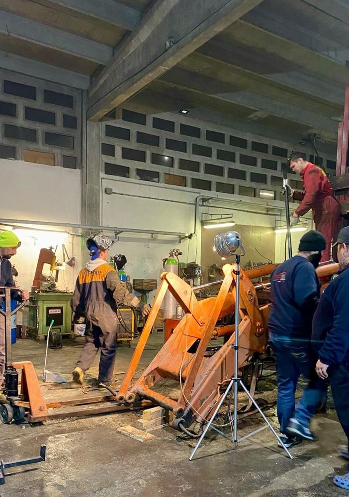 Gli Amici del Pellice mentre lavorano al carro di Carnevale