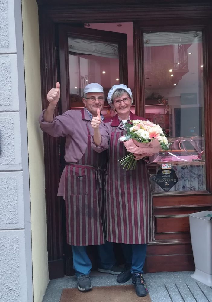 Claudio Perrone e Annamaria Rambaudo fuori dal negozio per l’ultimo giorno di lavoro