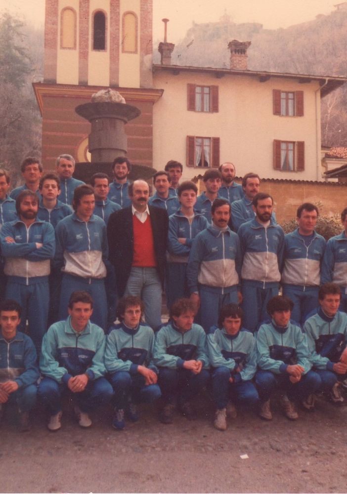 L’Atletica Cavour nel 1987 con al centro Franco Arese campione europeo dei 1500 metri piani a Helsinki 1971, fondatore di Asics Italia ed ex presidente della Federazione Italiana di Atletica Leggera