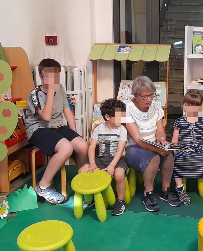 Marisa Perassi durante le letture del sabato in biblioteca a Cavour