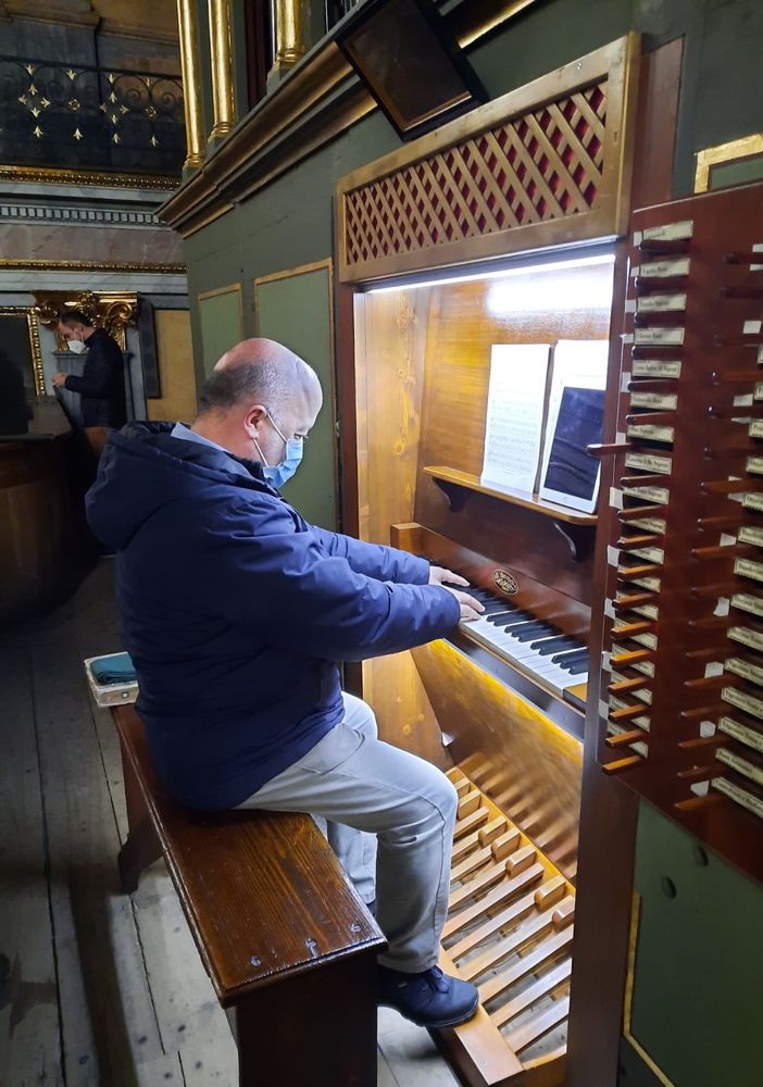 Mauro Marconetto suona l'organo della chiesa parrocchiale di Cavour per il concerto di Natale 2020 di Organicamente