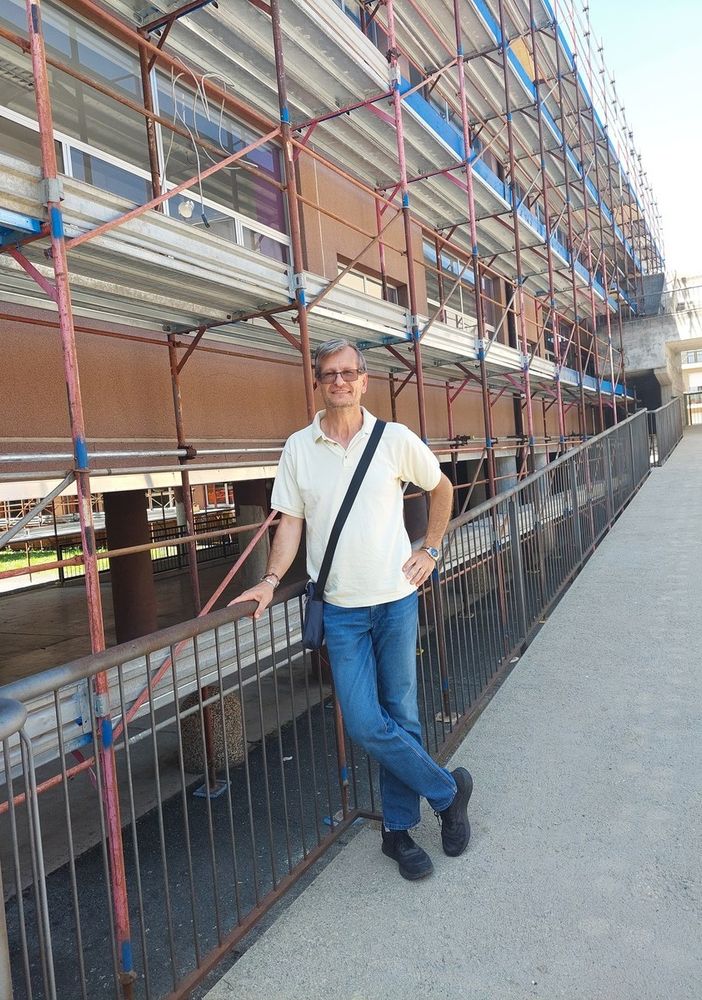 Felizia davanti al cantiere delle elementari