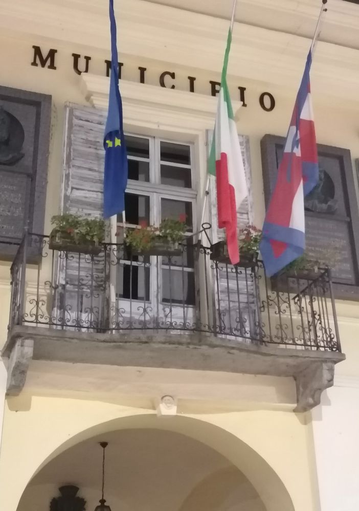 Il “mistero” dello stemma scomparso a Cavour