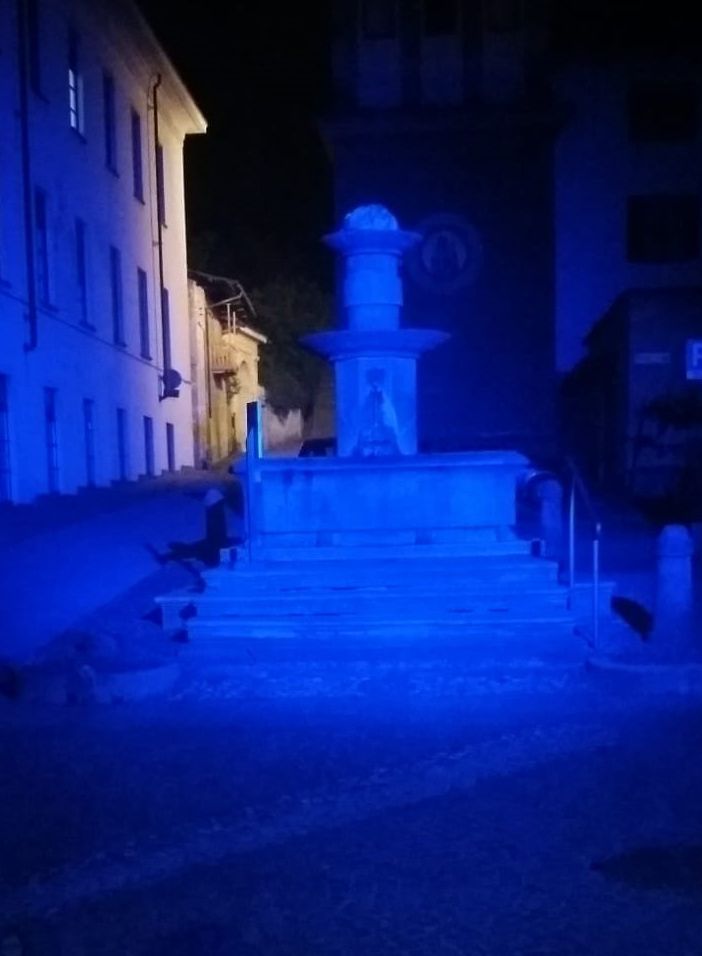 La fontana di Cavour illuminata di blu