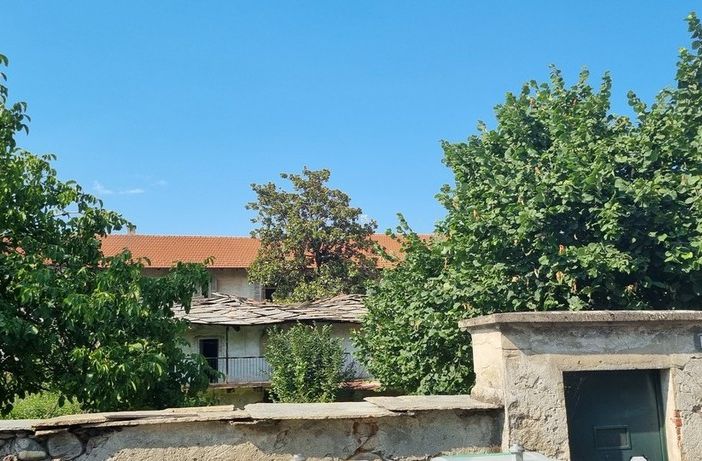 Il 'Cambrun' visto da via Goytre, che presto lascerà spazio alla Casa della Comunità