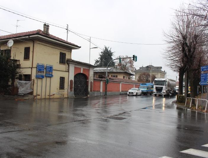 L’incrocio con l’immobile da abbattere per fare spazio alla rotonda