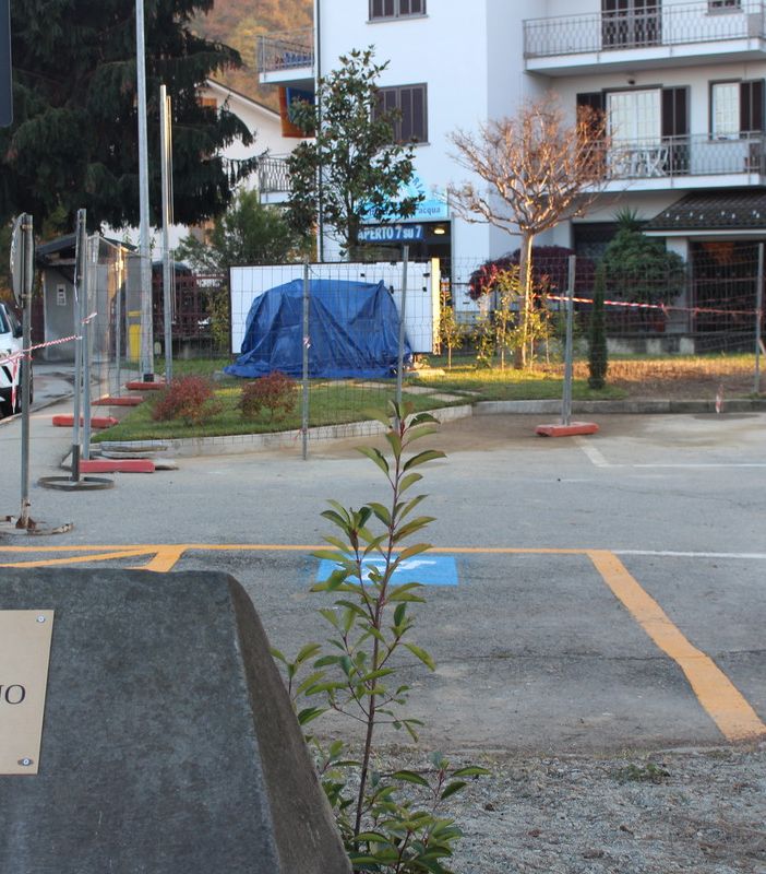 Il Monumento al Fante in attesa di venire scoperto