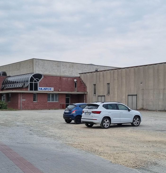 Il piazzale del palazzetto dello sport di Cavour