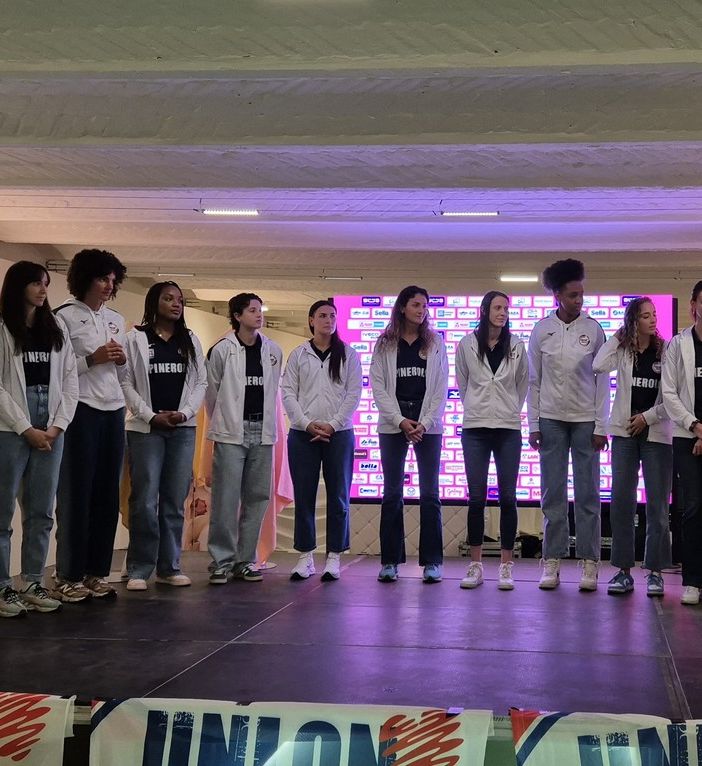 La squadra sul palco della presentazione