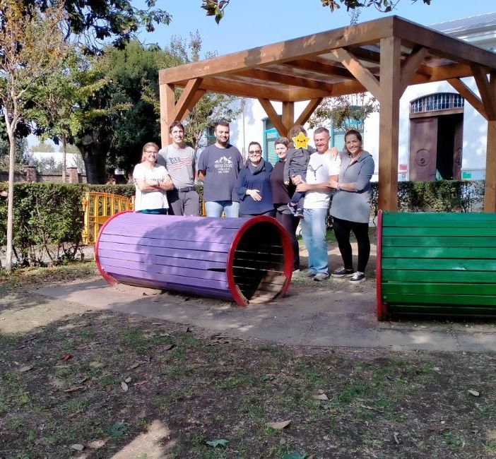 Il Comitato nel giardino della materna con i giochi ritinteggiati