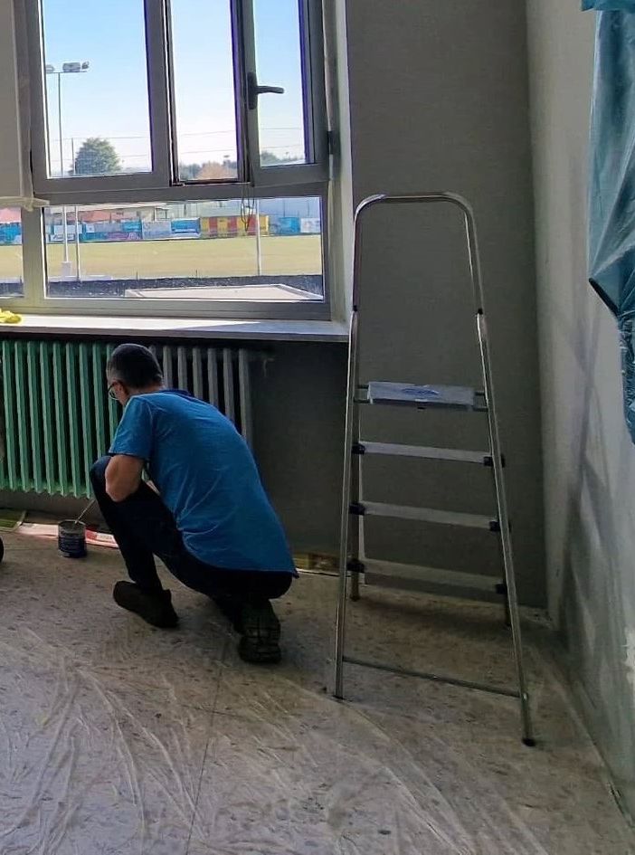 Il Comitato dei genitori al lavoro per la tinteggiatura delle scuole di Cavour