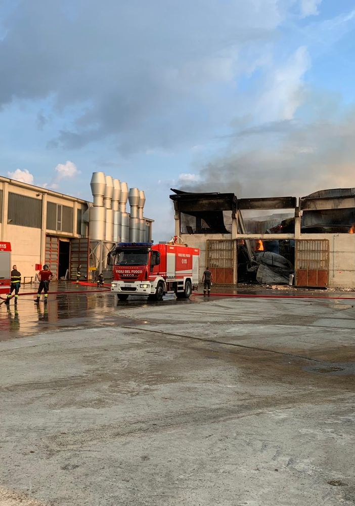 Incendio in un capannone di Cercenasco, numerose squadre di Vigili del Fuoco impegnate