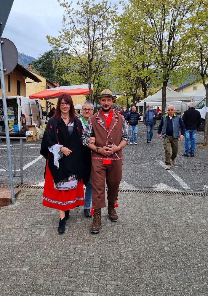 La Frutasera Sabrina Dovis con il Frutasè e la vicesindaco Marina Ferrero