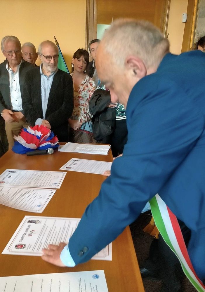 La firma del gemellaggio in Francia
