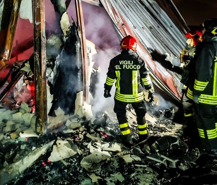 Cumiana: in fiamme uno chalet in legno in strada Verna [FOTO]