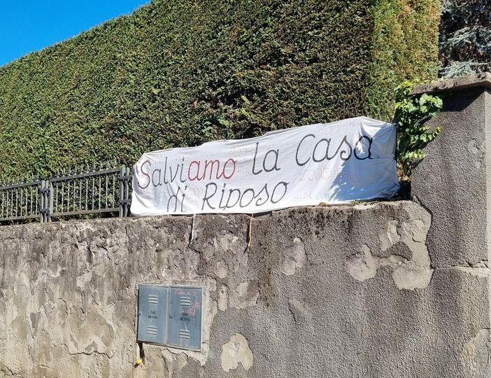 Lo striscione esposto davanti alla casa di riposo Bianchi di Cumiana