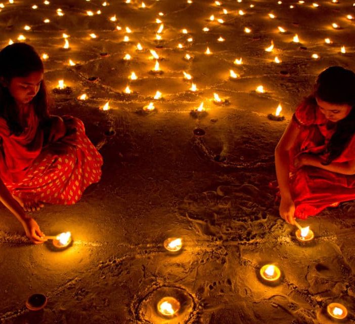 Lo yoga incontra la luci del Diwali a Pinerolo