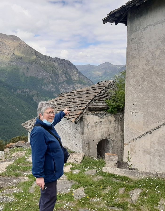 Mara Celegato che indica il tetto del Quartiere della Ridotta Belvedere del Forte Valli di Fenestrelle
