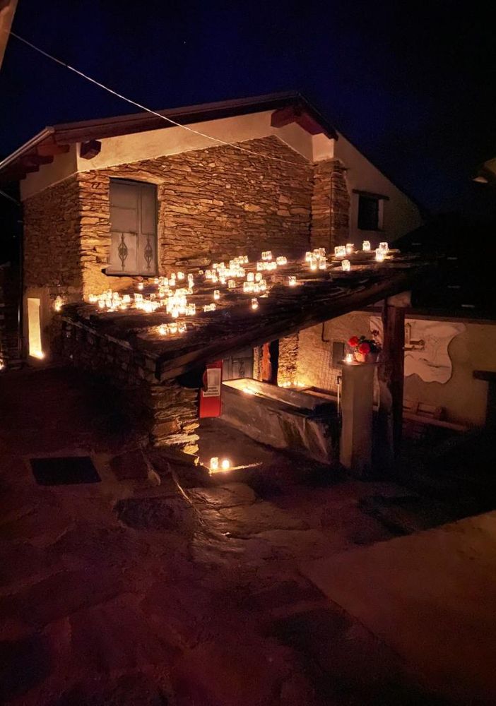 La borgata di Pequerel illuminata con le lanterne