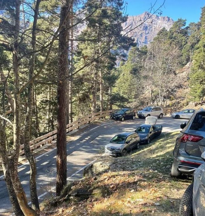 Le auto parcheggiate a bordo strada sulla Provinciale