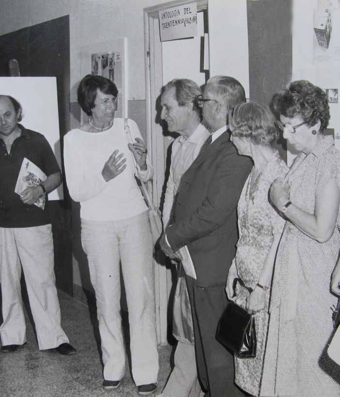 Filippo Scroppo, terzo a sinistra, all’inaugurazione di una mostra nel 1980