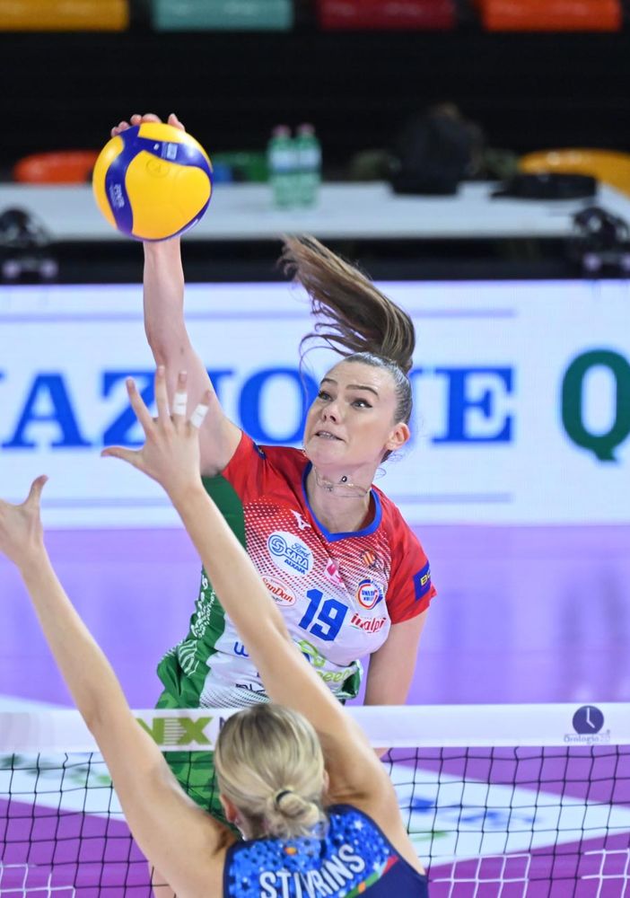 Ungureanu contro il muro di Stivrins nel match di andata (foto Lega Volley Femminile)