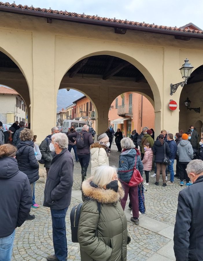 Il raduno sotto al Comune