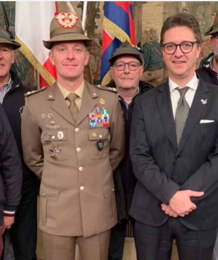 Davide Nicco, in prima fila, a destra, alla celebrazione della Giornata del Valore Alpino